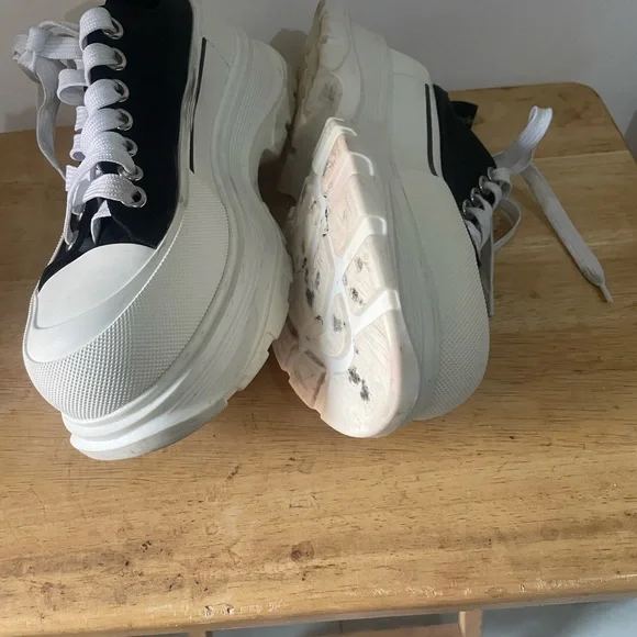 ❤️MEN ❤️Alexander McQueen Black and White Sneakers